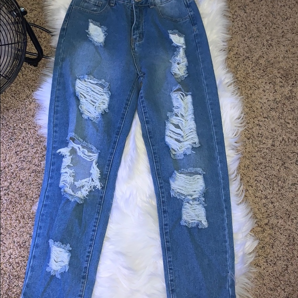 RIPPED MOM JEANS